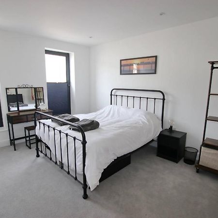 Modern Home For Small Groups By Stones Throw Apartments - Free Parking - Sea View Уърдинг Екстериор снимка