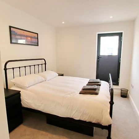 Modern Home For Small Groups By Stones Throw Apartments - Free Parking - Sea View Уърдинг Екстериор снимка