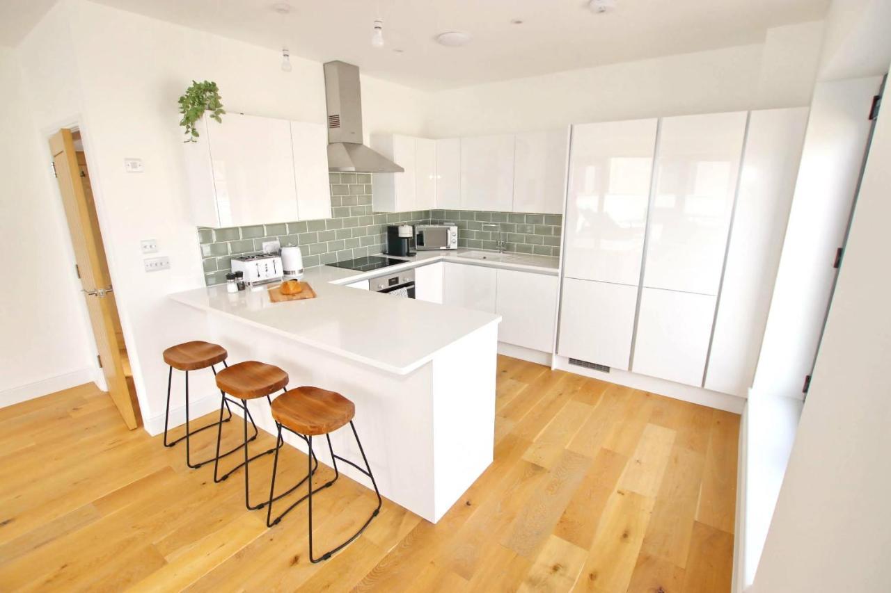 Modern Home For Small Groups By Stones Throw Apartments - Free Parking - Sea View Уърдинг Екстериор снимка