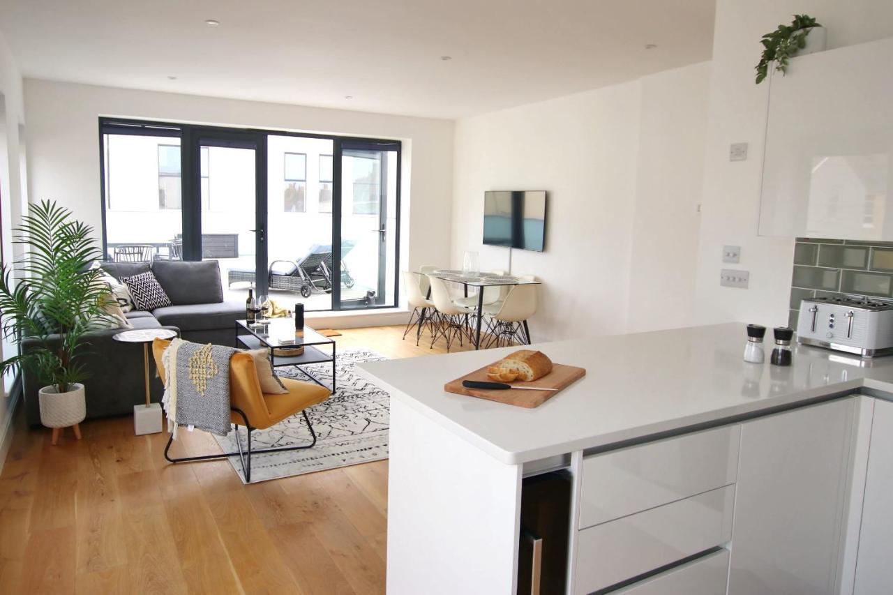 Modern Home For Small Groups By Stones Throw Apartments - Free Parking - Sea View Уърдинг Екстериор снимка