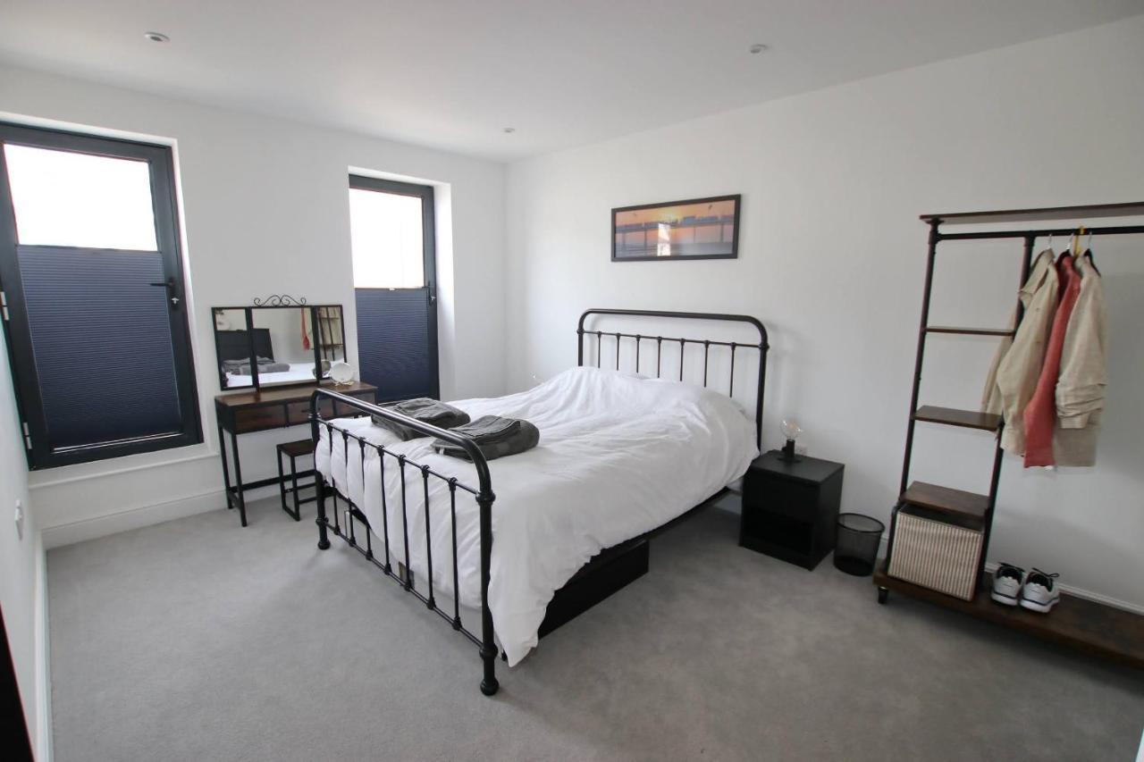 Modern Home For Small Groups By Stones Throw Apartments - Free Parking - Sea View Уърдинг Екстериор снимка