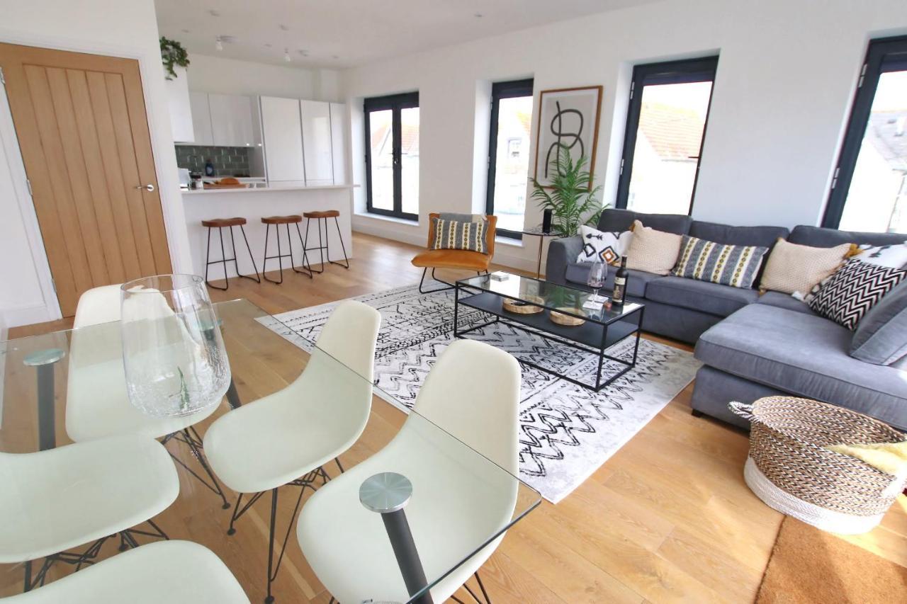 Modern Home For Small Groups By Stones Throw Apartments - Free Parking - Sea View Уърдинг Екстериор снимка