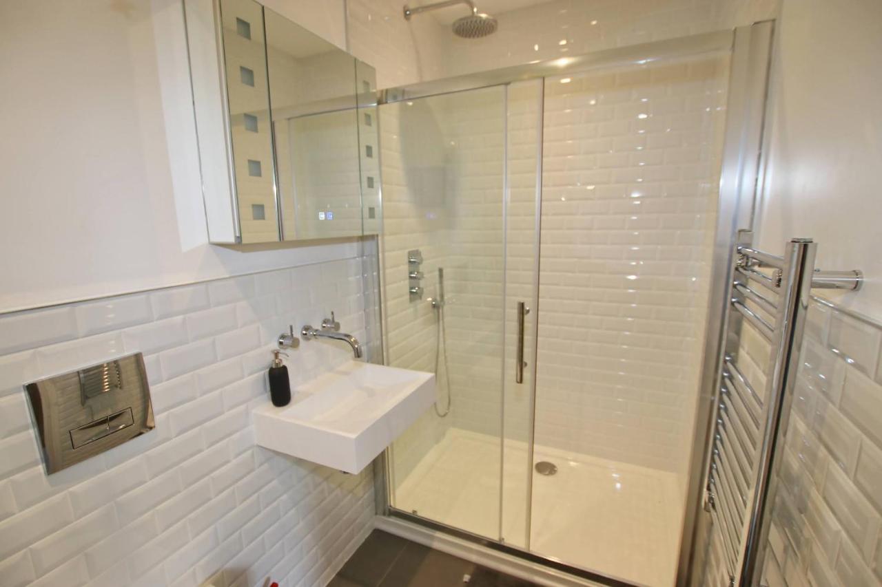 Modern Home For Small Groups By Stones Throw Apartments - Free Parking - Sea View Уърдинг Екстериор снимка