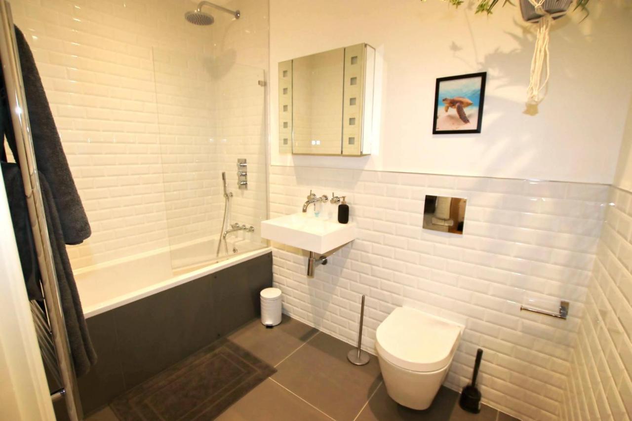 Modern Home For Small Groups By Stones Throw Apartments - Free Parking - Sea View Уърдинг Екстериор снимка